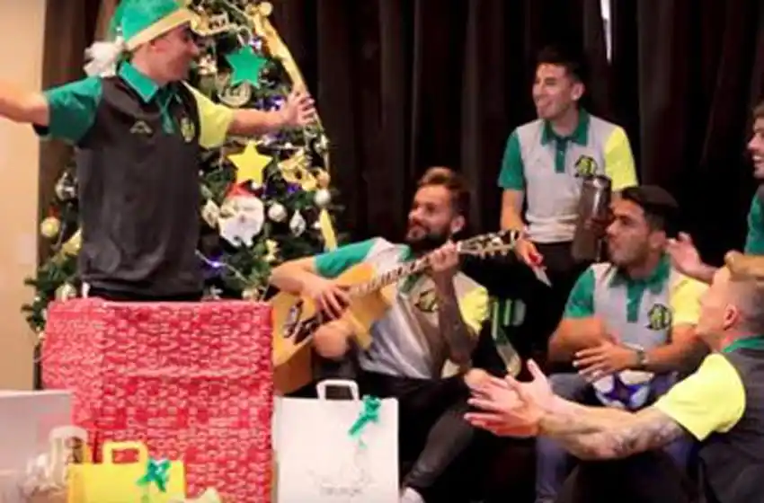 El particular saludo de navidad del plantel de Aldosivi
