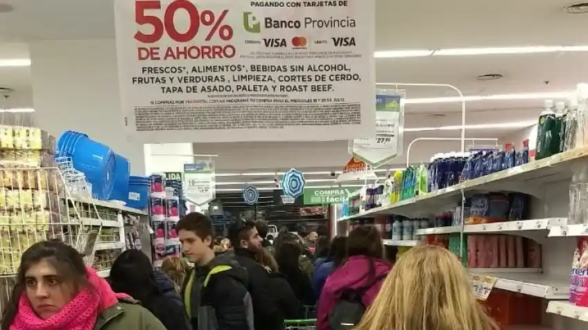 50% de descuento y alimentos sin IVA: Fiebre por el supermiércoles del Banco Provincia