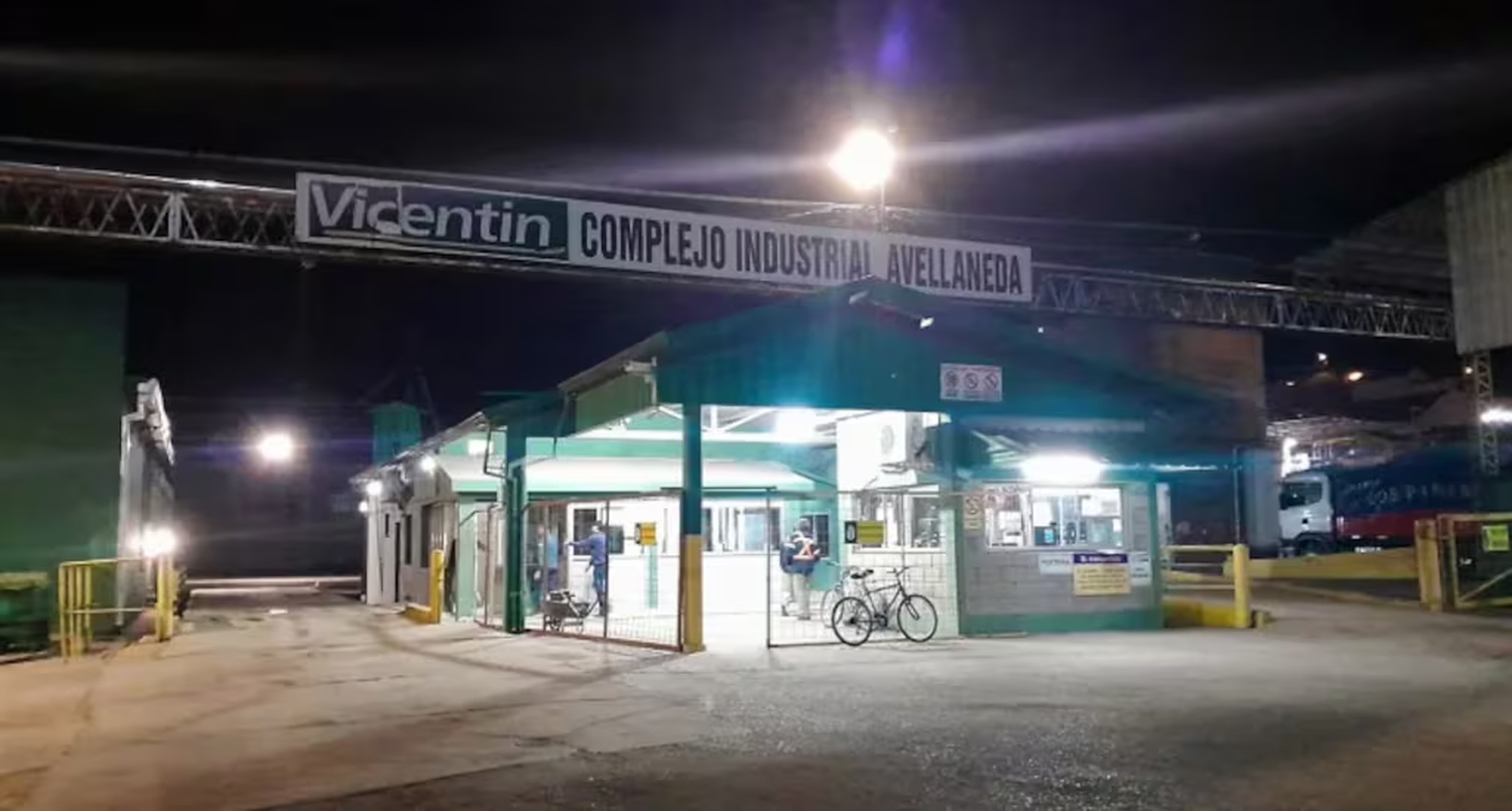 Portería del Complejo Avellaneda de Vicentin, de noche.
