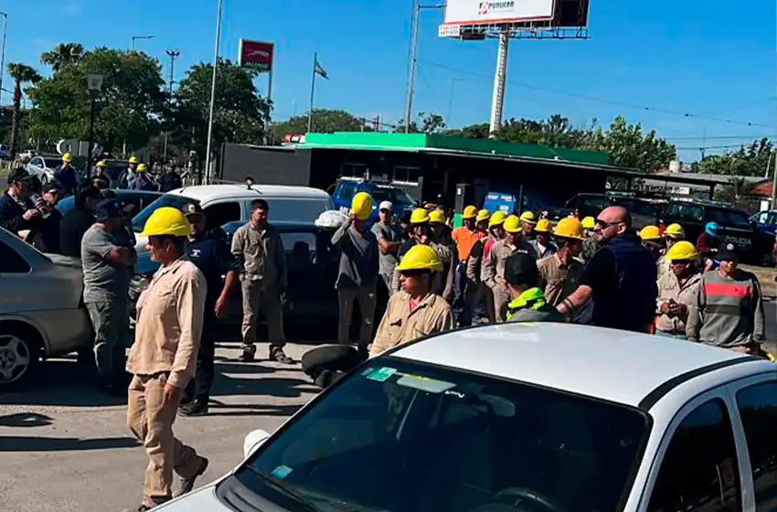 Trabajadores de la UOCRA cortan el ingreso a Granadero Baigorria por despidos masivos