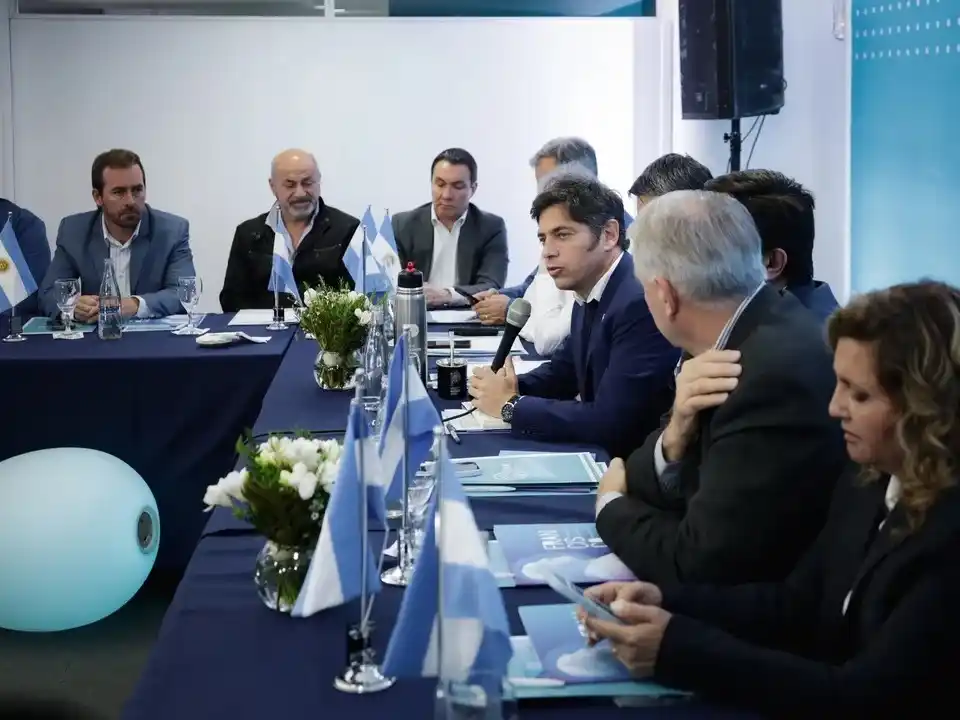 Axel Kicillof se reunió con los jefes comunales.