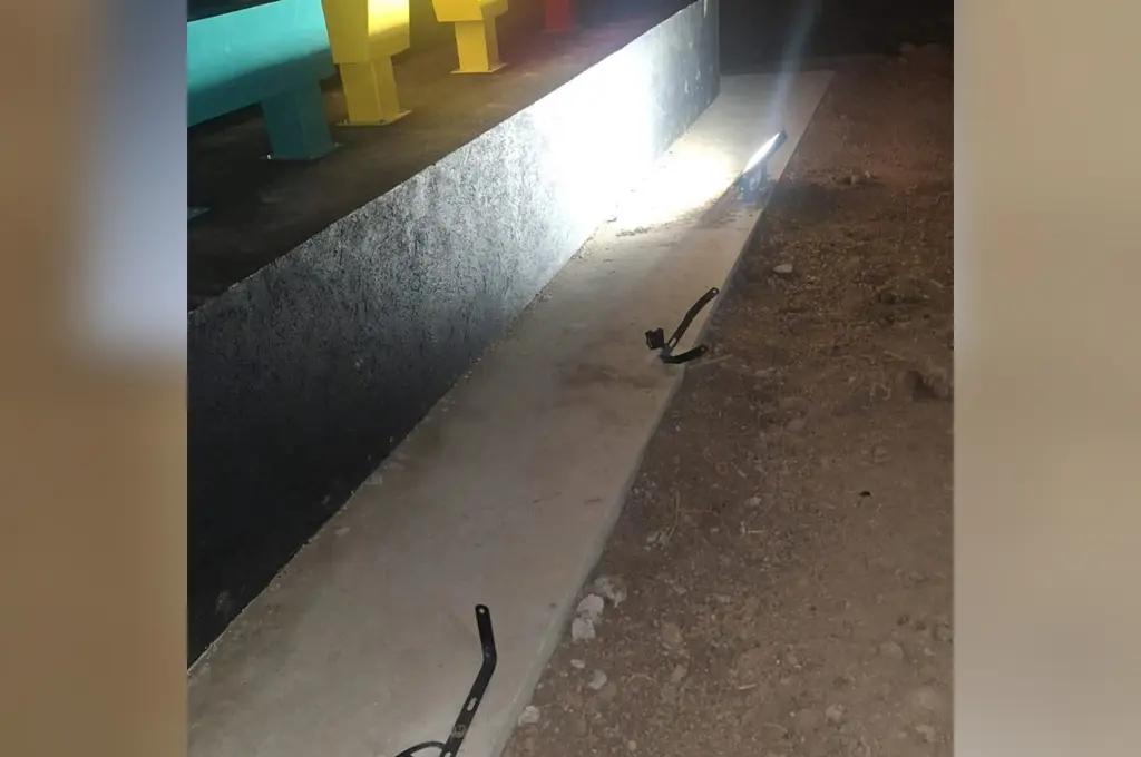 Robaron dos reflectores del cartel el ingreso a la localidad de Vila