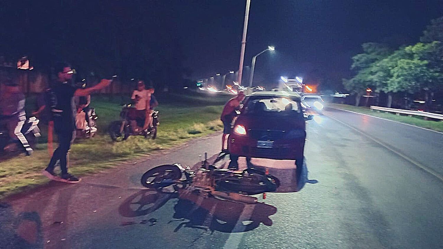 Joven motociclista terminó con heridas graves tras chocar con un auto