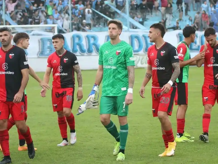 El Sabalero perdió 2 a 1 y sumó su sexta derrota al hilo. Foto:David Lokman