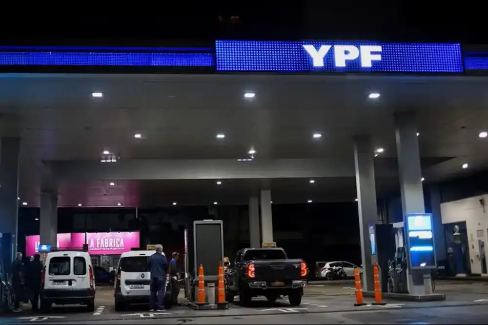 El petróleo se dispara por la guerra y anticipan posibles subas de hasta 15% en los combustibles