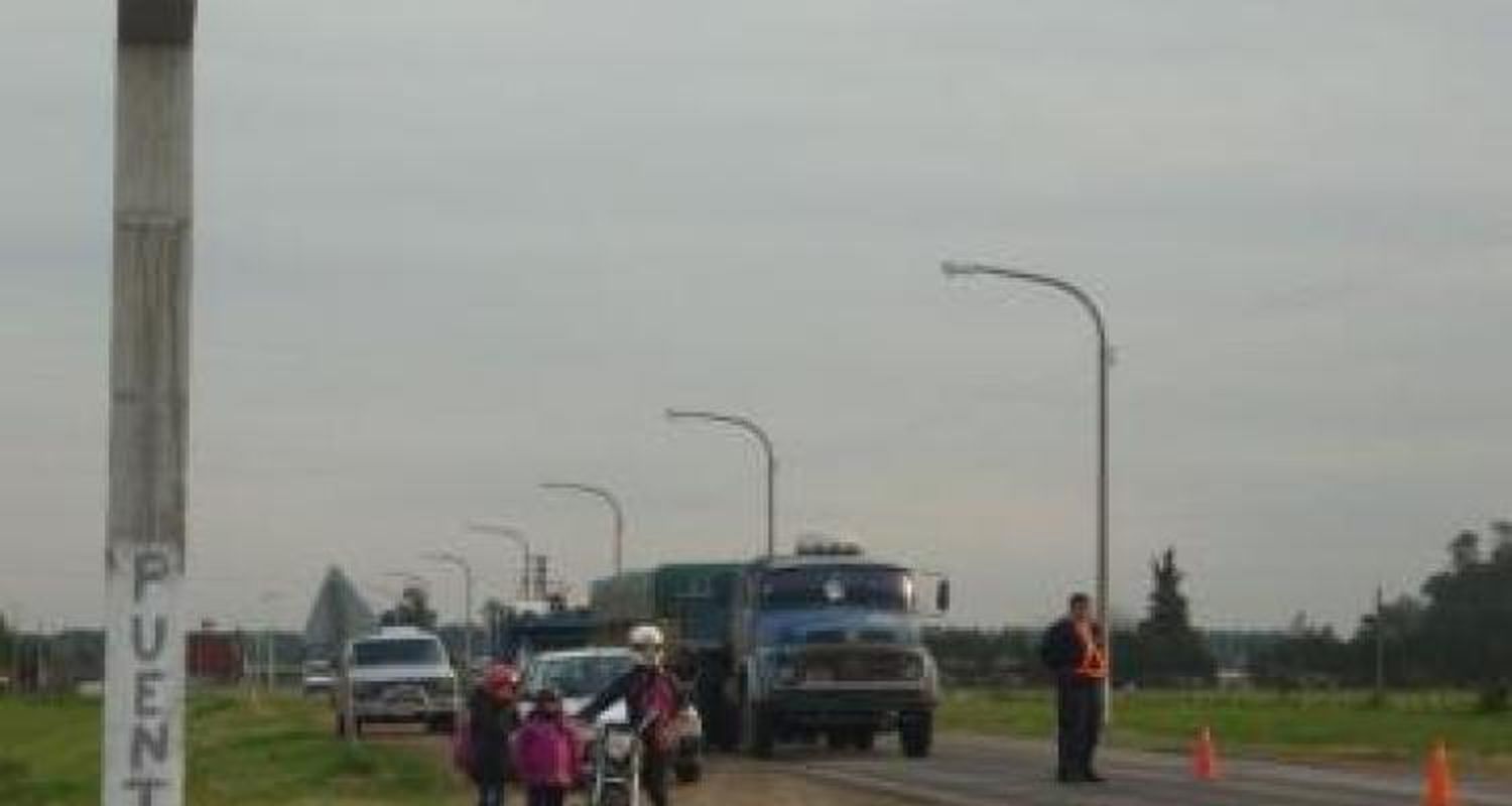 El puente sigue ausente