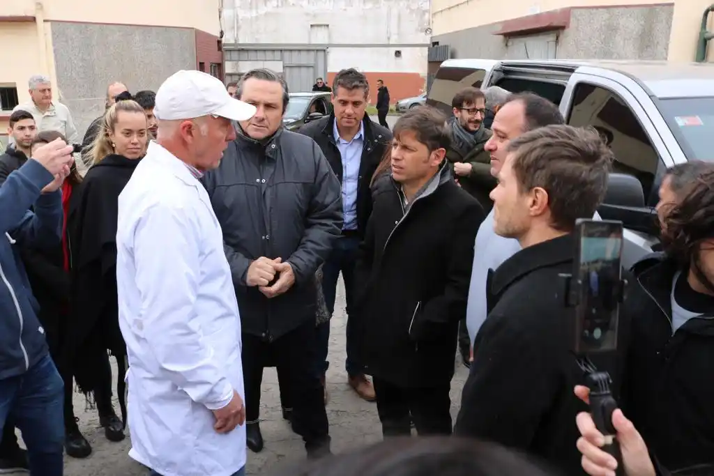 El gobernador Kicillof recorre las localidades de Dolores y Pila