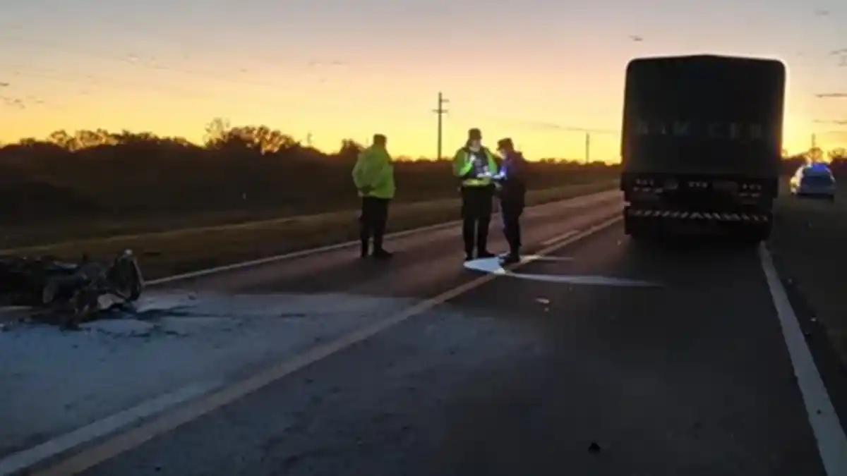 Un motociclista murió tras chocar contra un camión en la Ruta 12