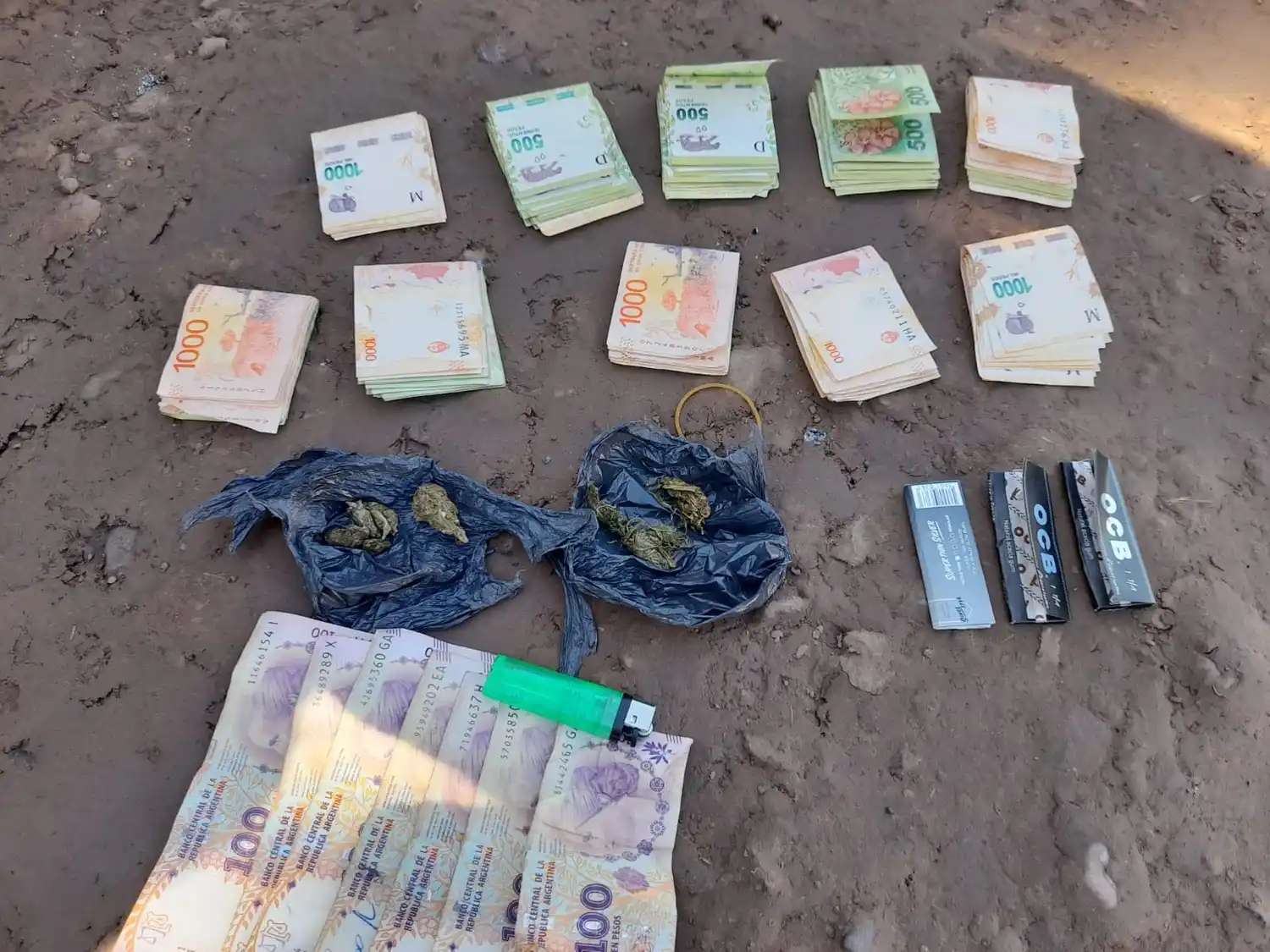 La Policía detuvo a un dealer, le secuestró marihuana y más de $98.000