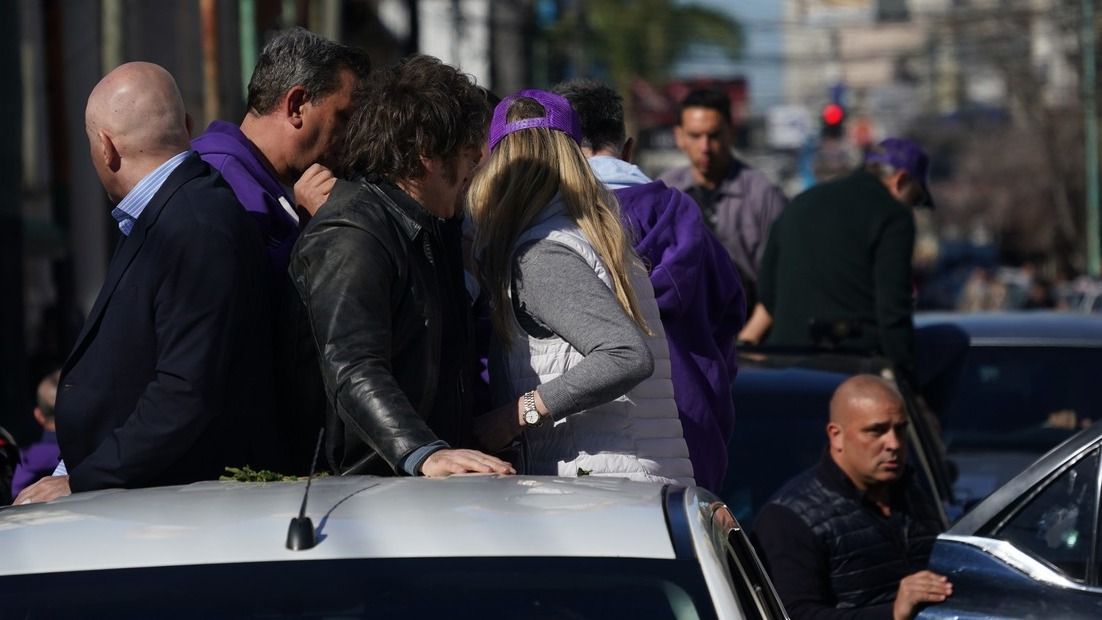 Agredieron a Javier Milei durante la Caravana de por Lomas Zamora. (Foto: Clarín)