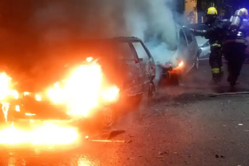 Tres autos se incendiaron en distintos puntos de Rosario.