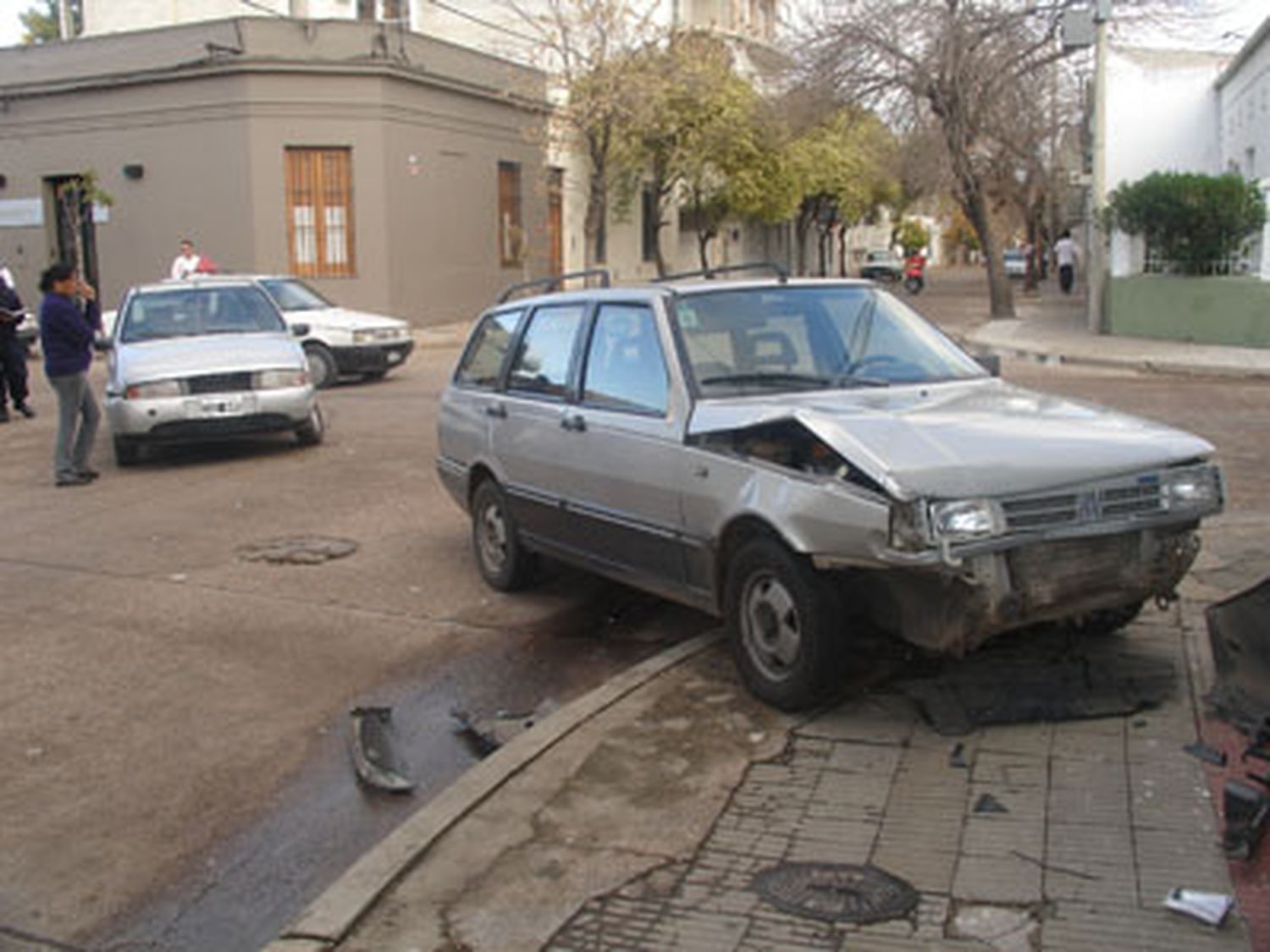 Un choque entre  dos vehículos dejó  como saldo a  dos lesionados