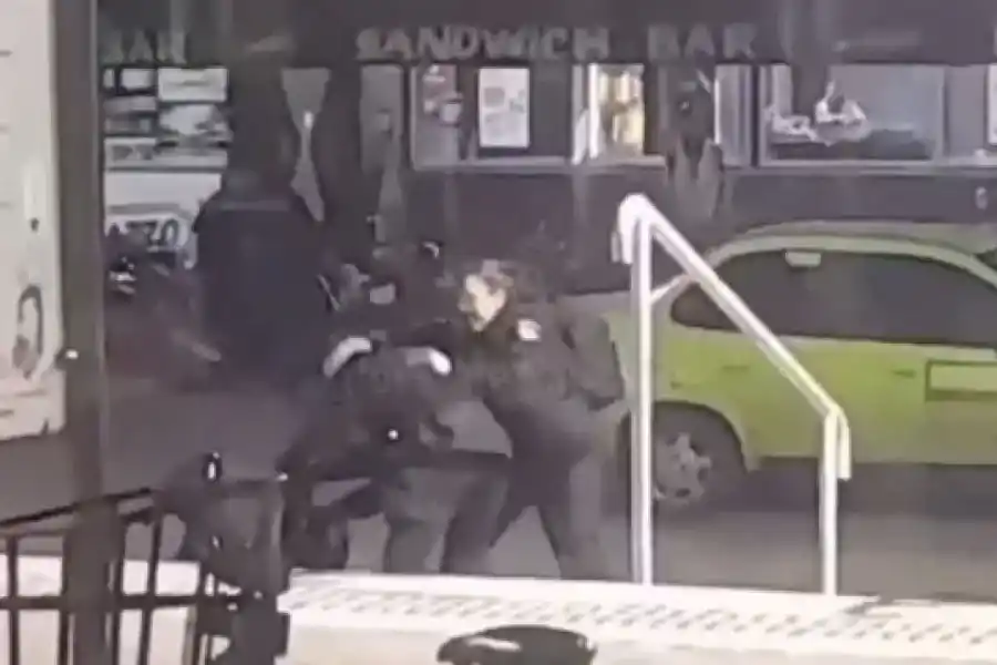 Vergonzoso: dos policías se pelearon a trompadas frente a la estación de colectivos Manuel Belgrano