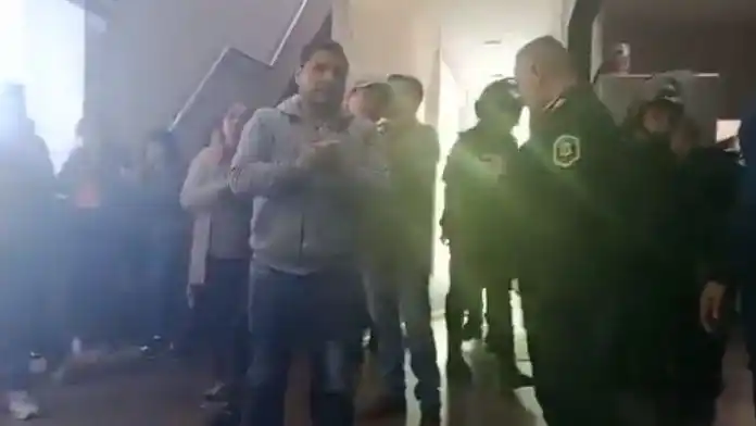 Avellaneda: vecinos tomaron la Municipalidad y denuncian que el Intendente los quiere desalojar