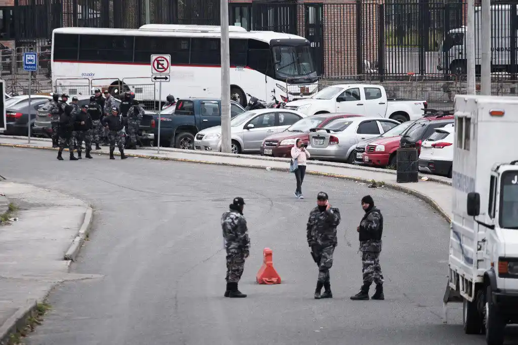 ¡LITERALMENTE LES SALIÓ EL TIRO POR LA CULATA! Mueren 4 sicarios cuando se quedaron con una granada dentro del carro en Ecuador (+VIDEO)
