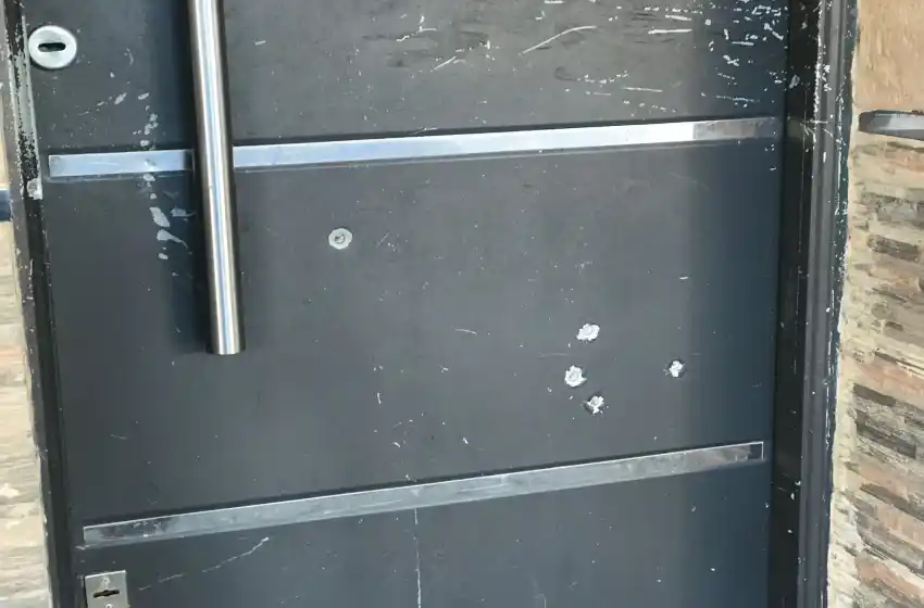 Dispararon diez tiros desde una moto contra una casa en Empalme Graneros: «Estas cosas pasan por la miseria que hay»