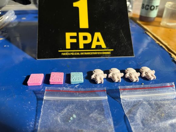 Controlaron una fiesta electrónica en Córdoba y encontraron tussi, MDMA, éxtasis, hachís, popper, cocaína y marihuana