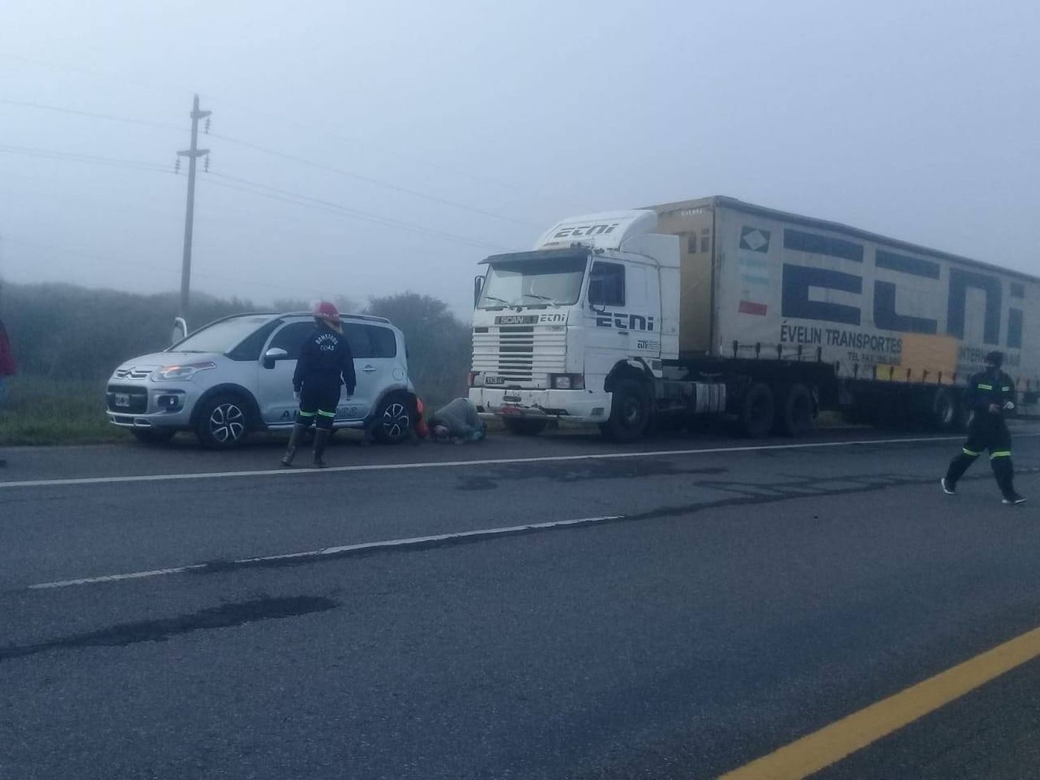 Dos enfermeros volvían del trabajo cuando fueron embestidos por un camión