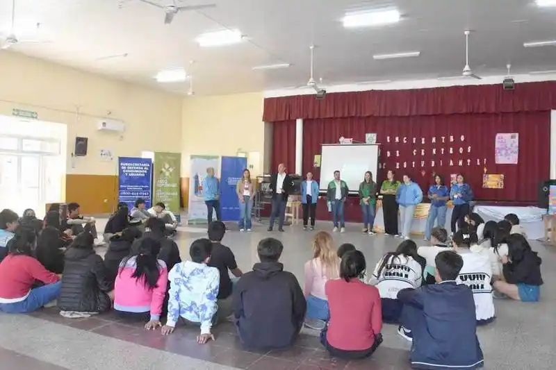 Brindaron charla sobre el uso responsable de
las TIC a estudiantes de la jurisdicción cinco