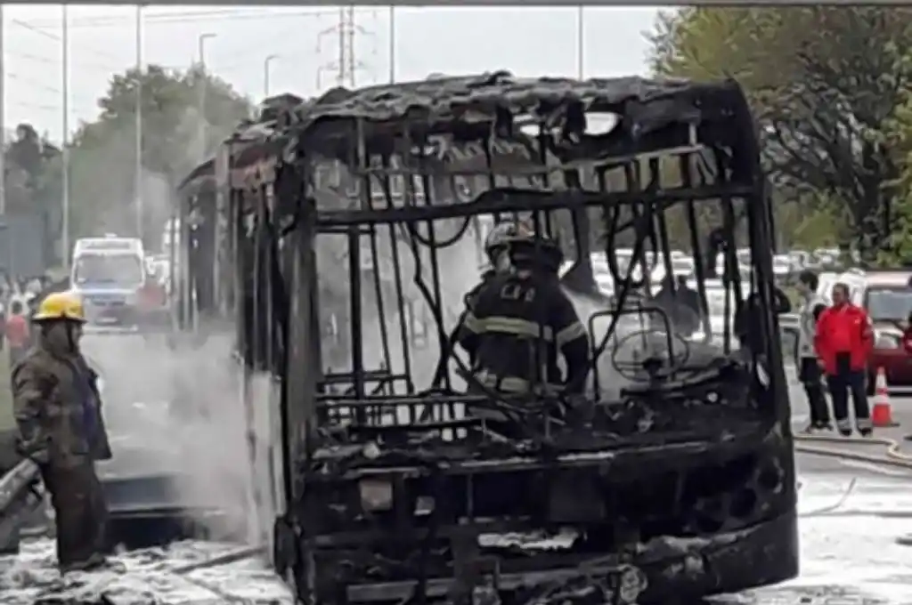 Impactante: se incendió un colectivo en la Panamericana