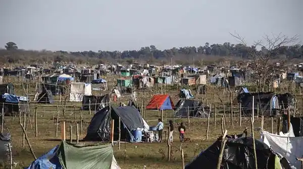 Toma de tierras: ¿está bien  pagar un subsidio al usurpador?
