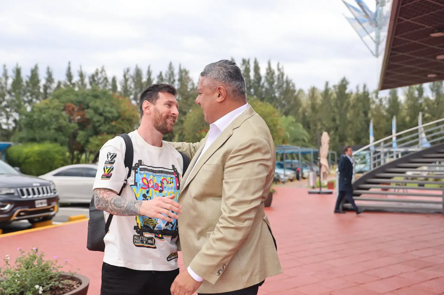 "Jamás te rendiste. Y hoy volviste a tu país como campeón del mundo. Bienvenido, Leo", escribió "Chiqui" Tapia.