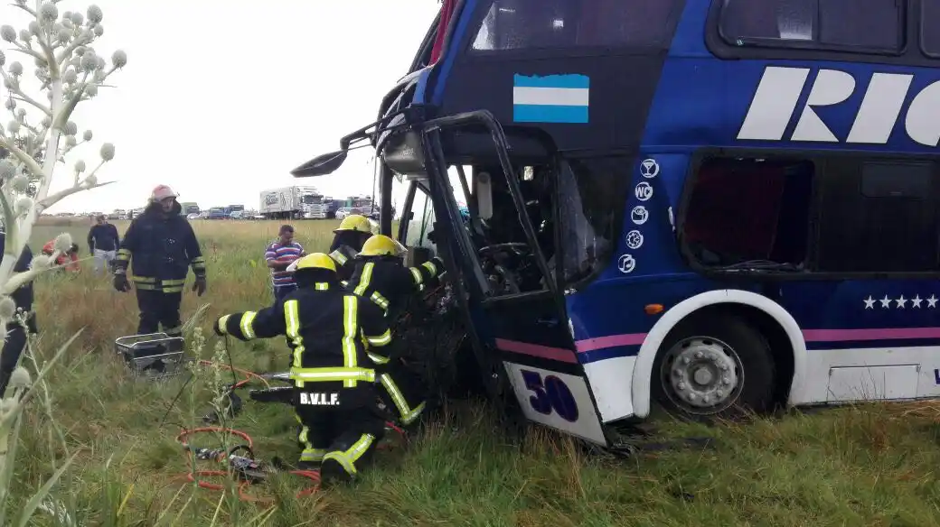 Chofer de Río Paraná con graves heridas tras  choque frontal con una camioneta 