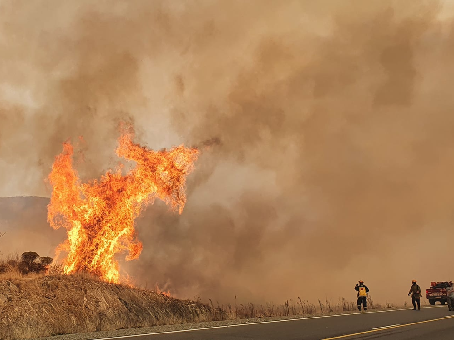 Se mantienen activos los incendios forestales con un foco principal en Cruz del Eje