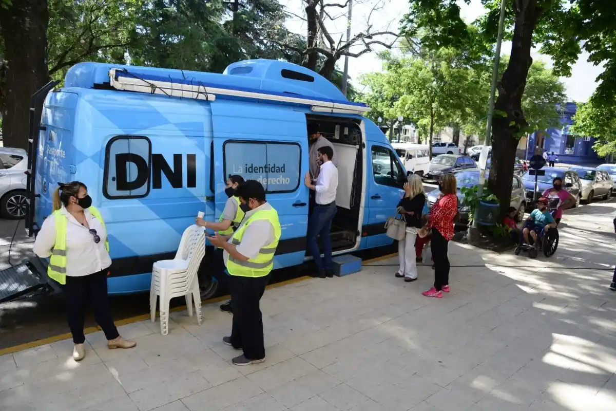 Se podrán tramitar documentos en un móvil del Registro de las Personas