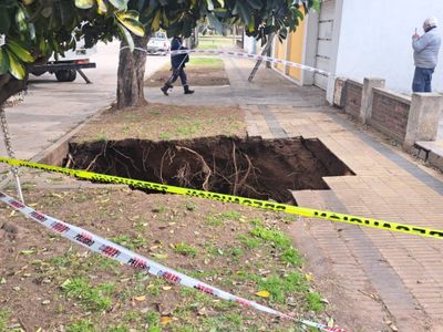 Peligro: cedió gran parte de una vereda en Venado Tuerto