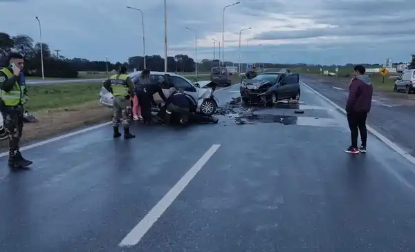Mujer manejó alcoholizada, sin documentos, sin licencia y en contramano por Ruta 226: Chocó a 3 policías y fue detenida