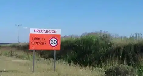 “¡Precaución, camino en reparación!”