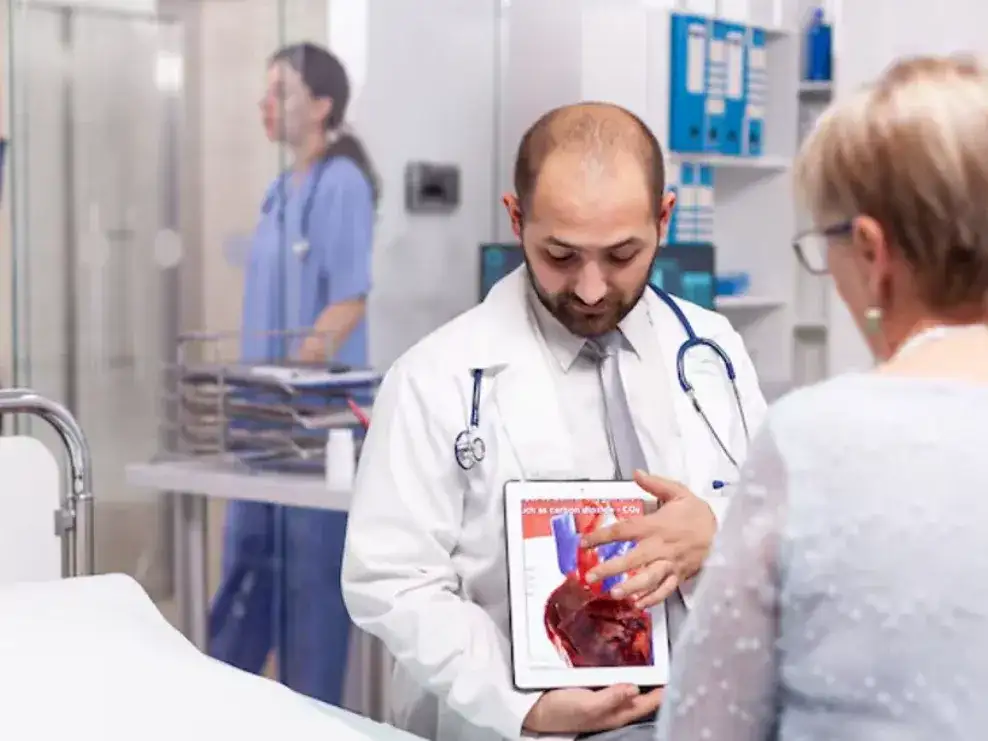 La cardiología intervencionista permite tratar distintas enfermedades cardiovasculares mediante técnicas mínimamente invasivas.