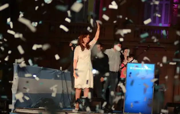 Emotiva despedida de Cristina ante una multitud en Plaza de Mayo