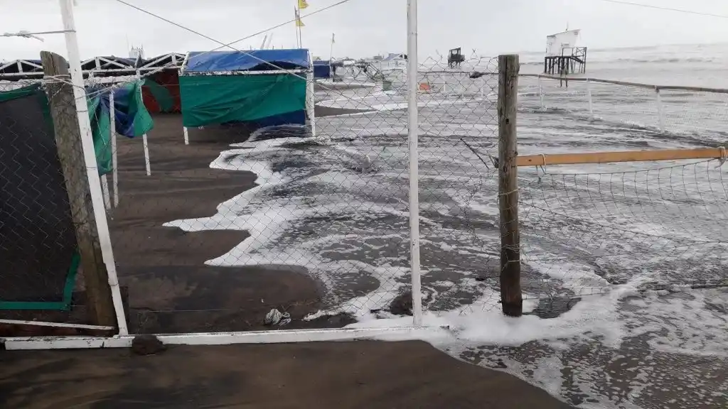 Fuerte crecida del mar superó la línea de carpas en las playas