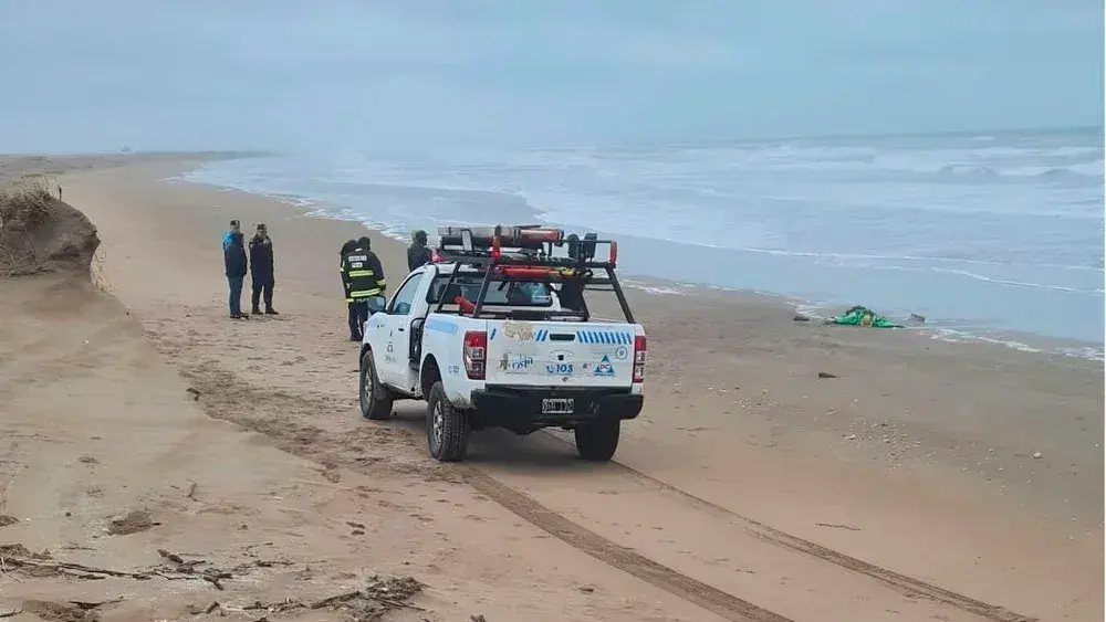 El cuerpo de uno de los kayakistas fue hallado ayer  a la altura de la calle 4 y la playa de Las Toninas.