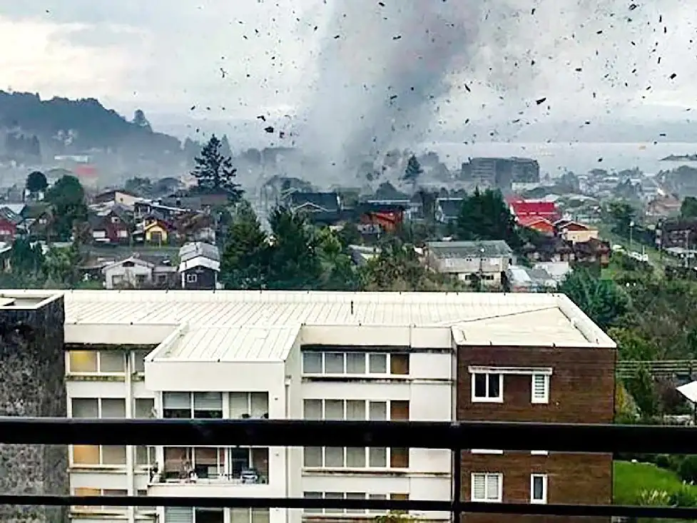 El tornado dejó 19 heridos y 250 viviendas dañadas.
