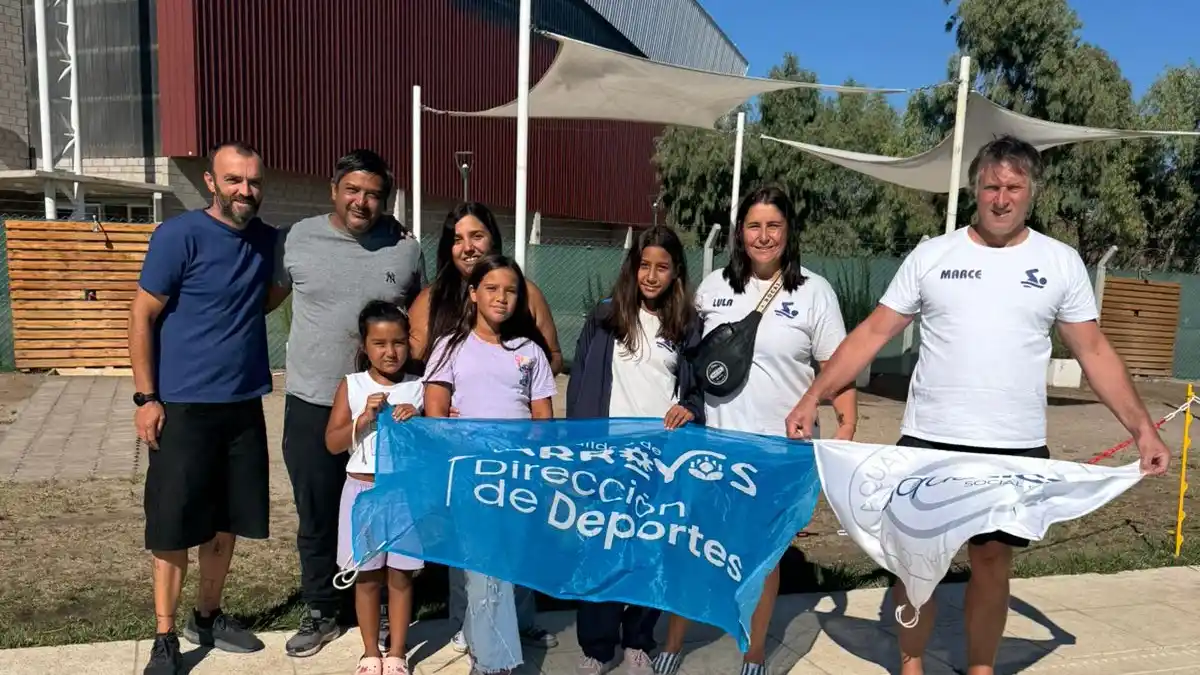 Mía de la Iglesia junto a su familia; el director de Deportes, Facundo Liébana; y los entrenadores Marcelo Ibarrondo y Luciana Meléndez