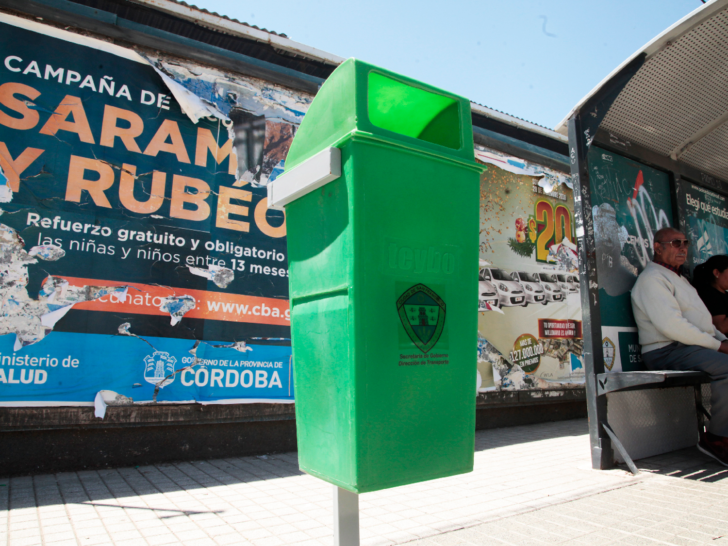 El municipio colocó cestos de basura en paradas de colectivo