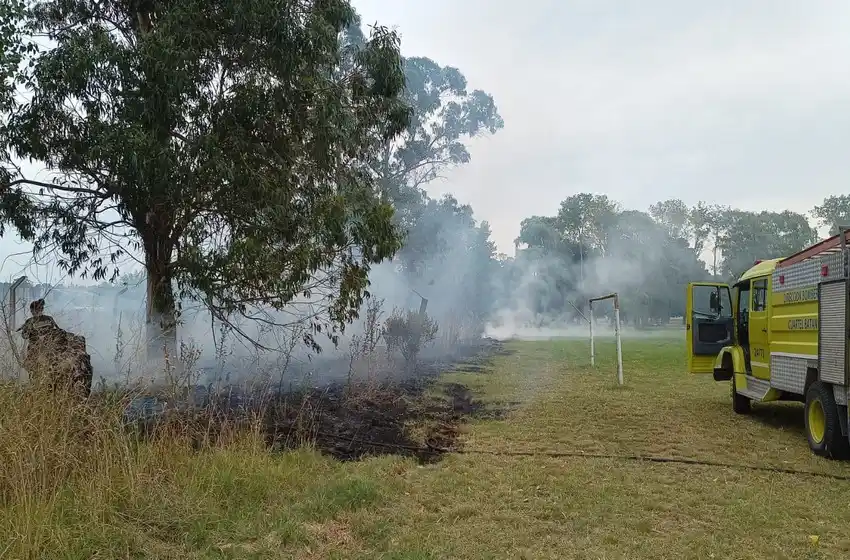 Bomberos controlaron un incendio de malezas en Batán