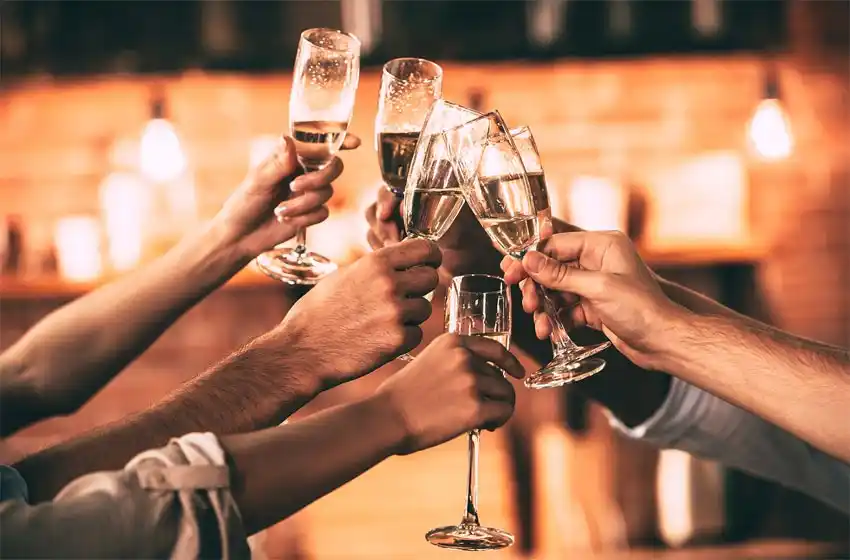 Brindis: consejos para evitar accidentes en la visión