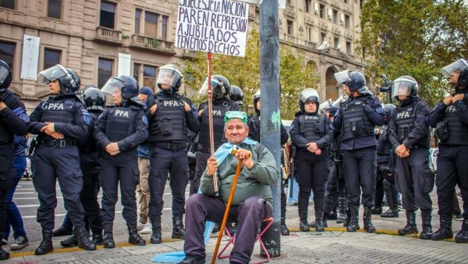 Otra marcha de jubilados con tensión: ya hubo 129 detenidos y 409 heridos en el año