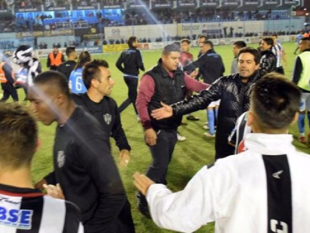 Batalla campal en Río Cuarto en el partido entre Estudiantes y Central Córdoba