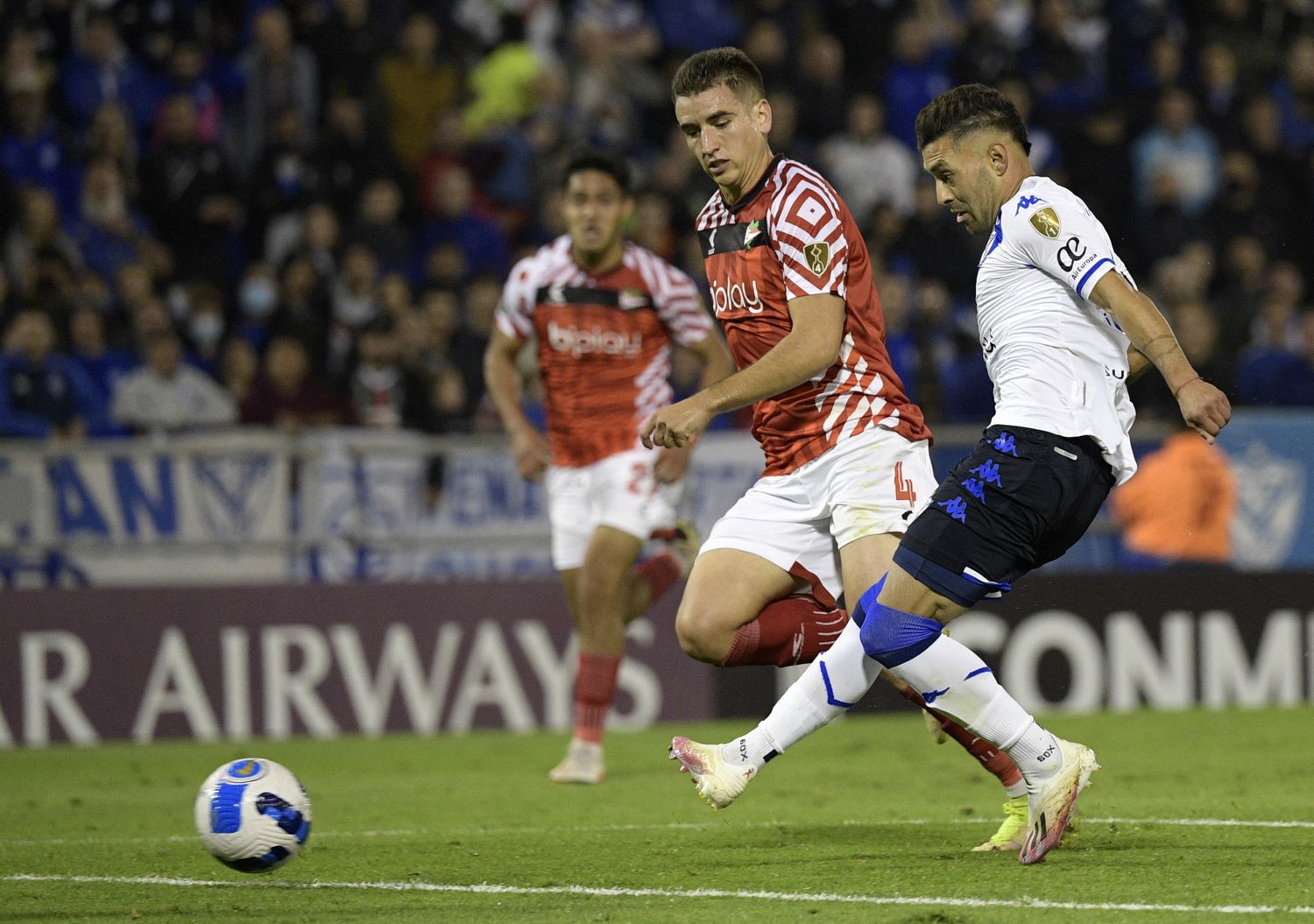 Vélez goleó a Estudiantes y se hizo un lugar en octavos