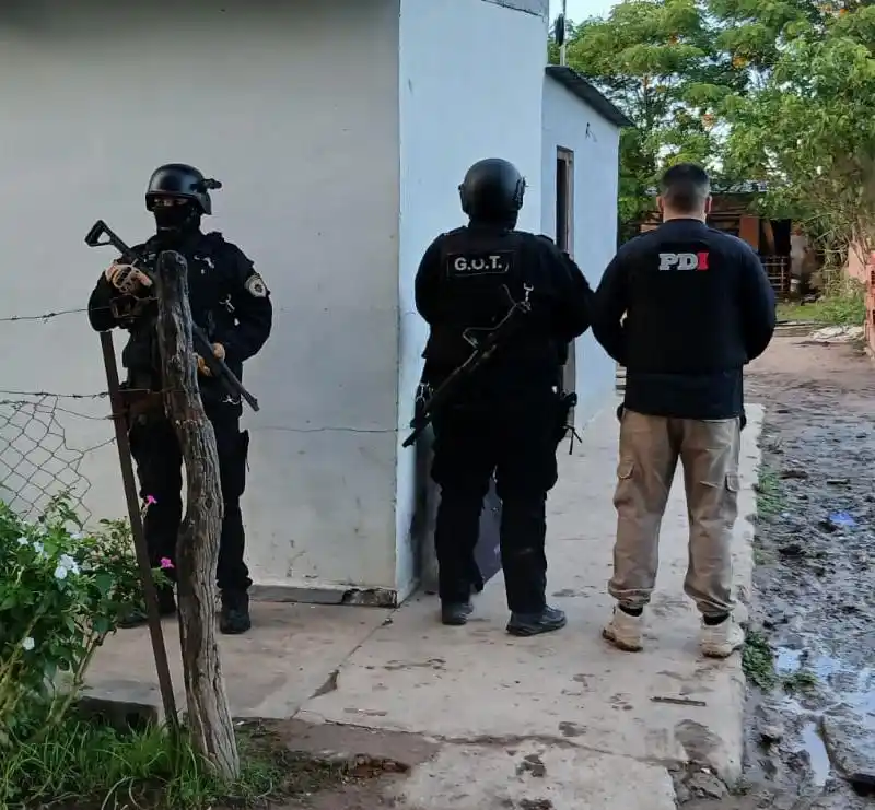 PDI detuvo a dos mujeres y un hombre por microtráfico y tenencia de armas: secuestraron droga, dinero y armas - 2