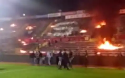 En Turquía descendieron y prendieron fuego el estadio