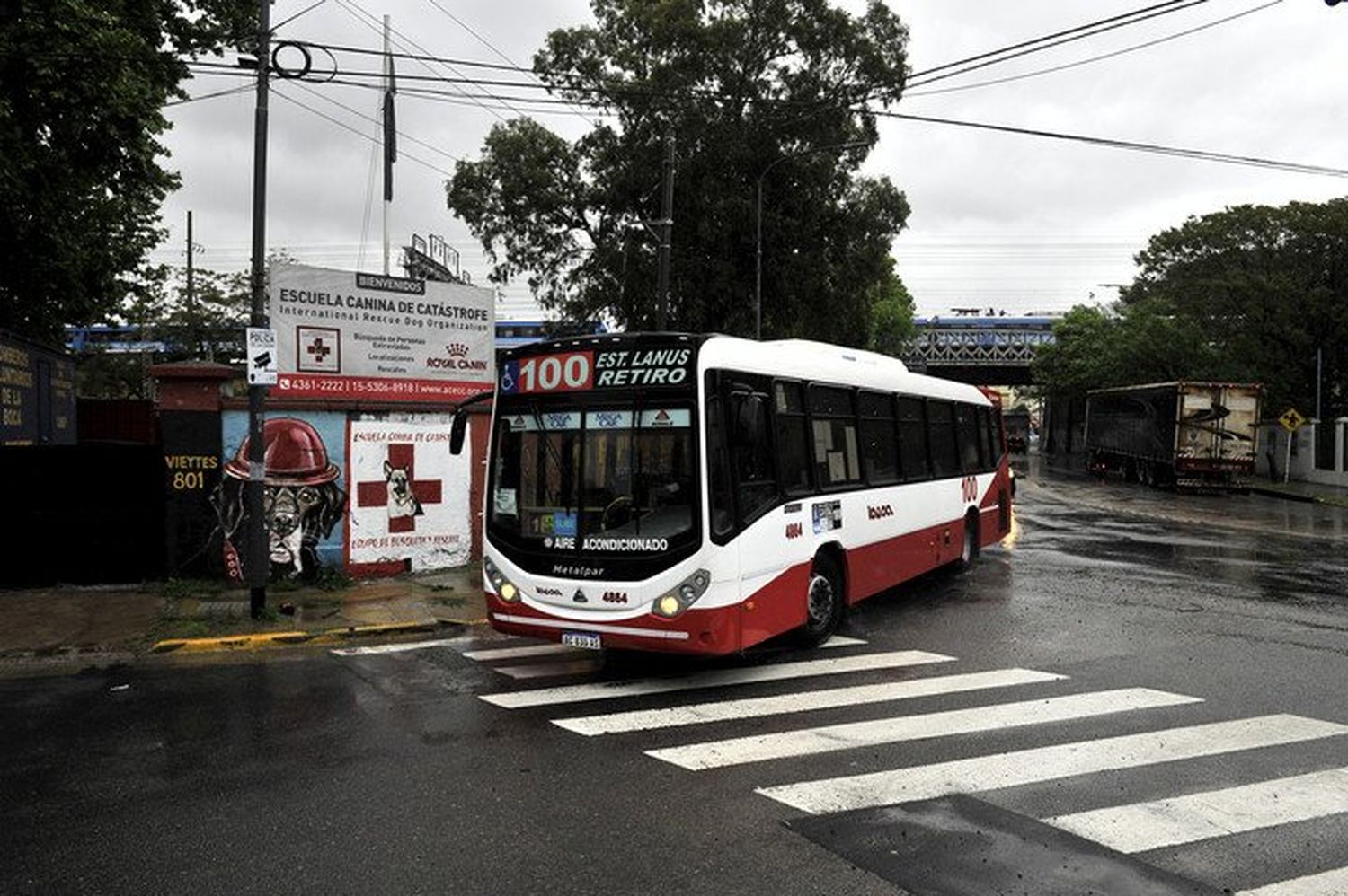 Conmoción: Asesinaron a tiros a un policía y a un barrendero durante un violento robo en un colectivo de la línea 100