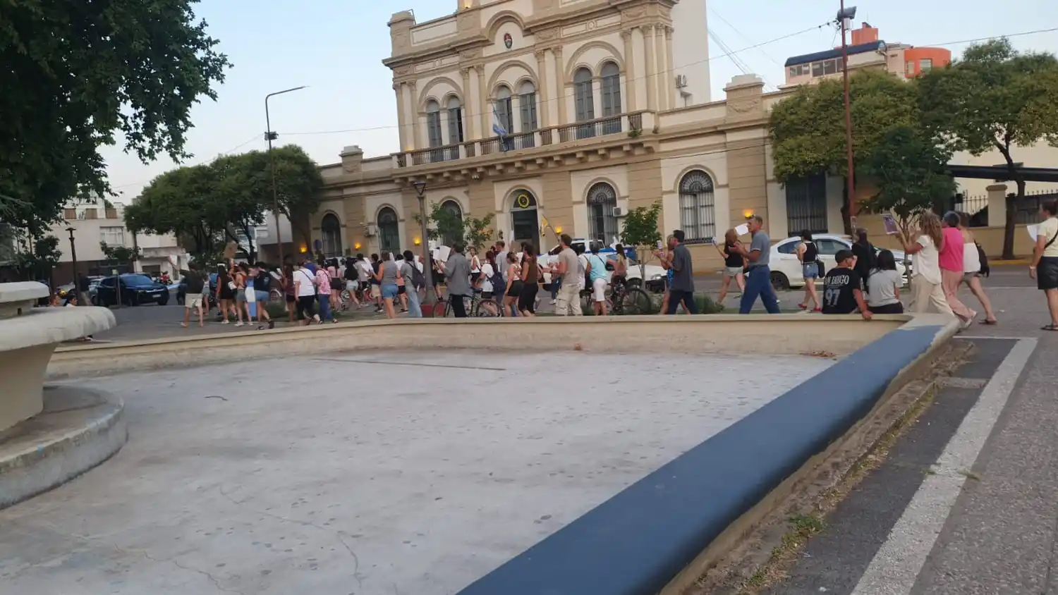 Proteccionistas de la ciudad marcharon para pedir justicia por el perro que murió atropellado por una moto