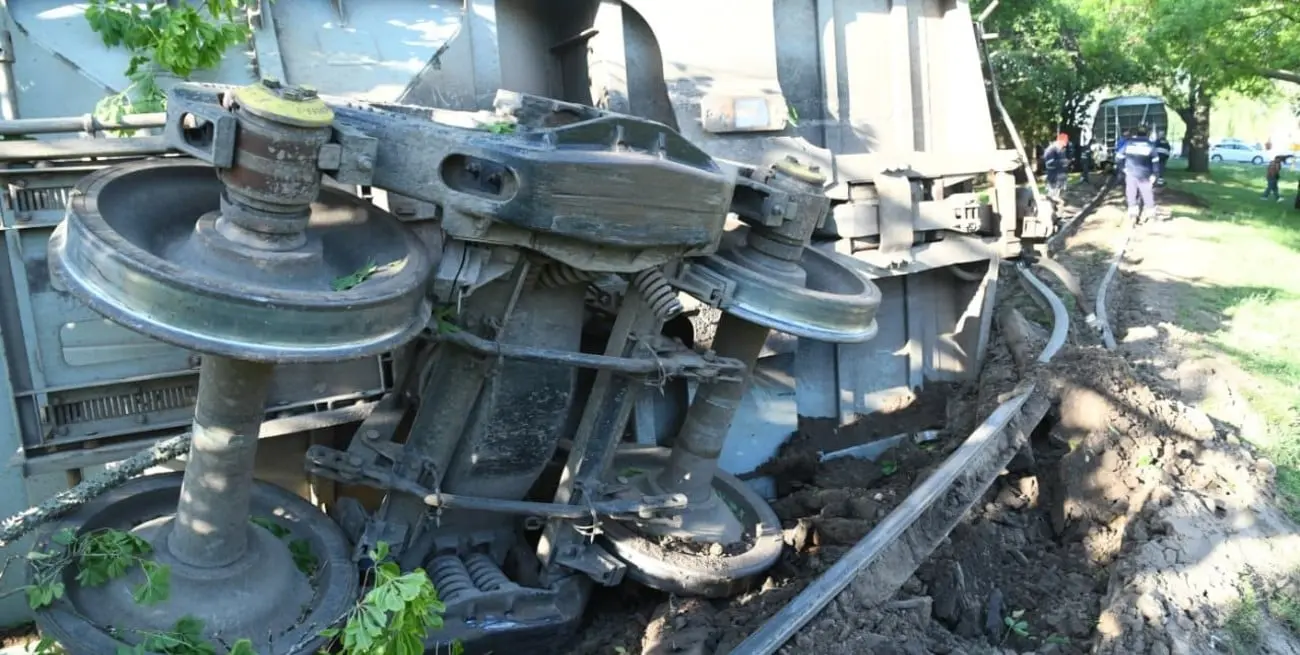 Descarriló un tren del Belgrano Cargas y provocó cortes de tránsito en la ciudad