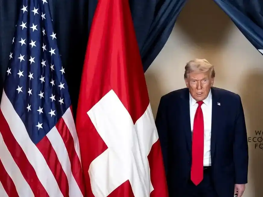 Trump destaca el poderío estadounidense como único garante de la seguridad en Groenlandia, mientras Europa cuestiona sus intenciones en el Ártico. Foto: Laurent Gillieron / Reuters.